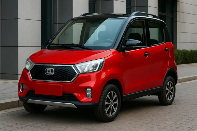 Carro el&eacute;trico compacto Changli S1 Pro estacionado em &aacute;rea urbana, com design simples e voltado para mobilidade de baixo custo.