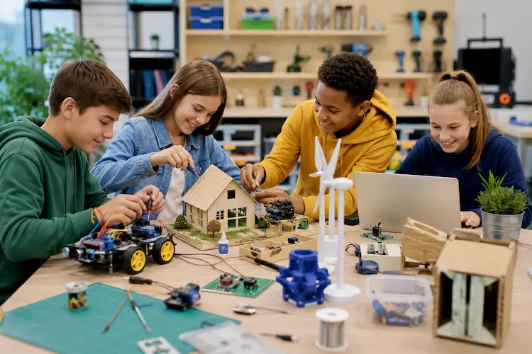 Alunos colaborando em uma sala maker com projetos de robótica, eletrônica, maquete sustentável e ferramentas de cultura maker.
