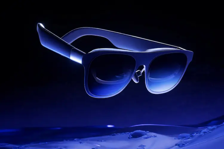 Óculos inteligentes de design moderno com lentes escuras e acabamento tecnológico, posicionados sobre fundo escuro.