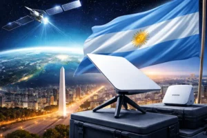 Equipamento Starlink Mini com bandeira da Argentina ao fundo e satélite em órbita sobre cidade iluminada à noite, representando lançamento no país.