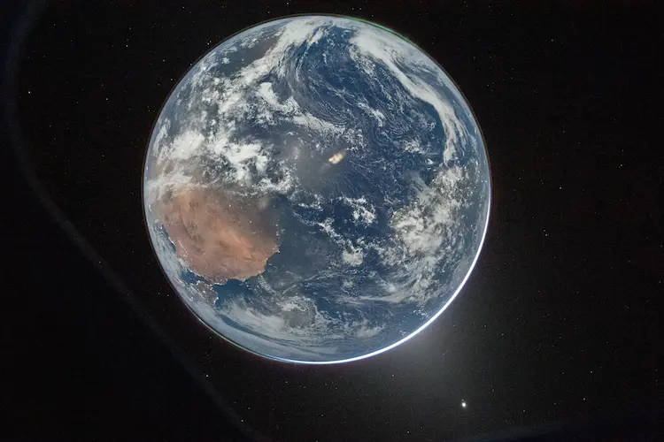 O astronauta da NASA e comandante da miss&atilde;o Artemis II , Reid Wiseman, tirou esta foto da Terra da janela da espa&ccedil;onave Orion ap&oacute;s concluir a queima de inje&ccedil;&atilde;o translunar. &Eacute; poss&iacute;vel ver duas auroras (canto superior direito e canto inferior esquerdo) e a luz zodiacal (canto inferior direito) enquanto a Terra eclipsa o Sol.