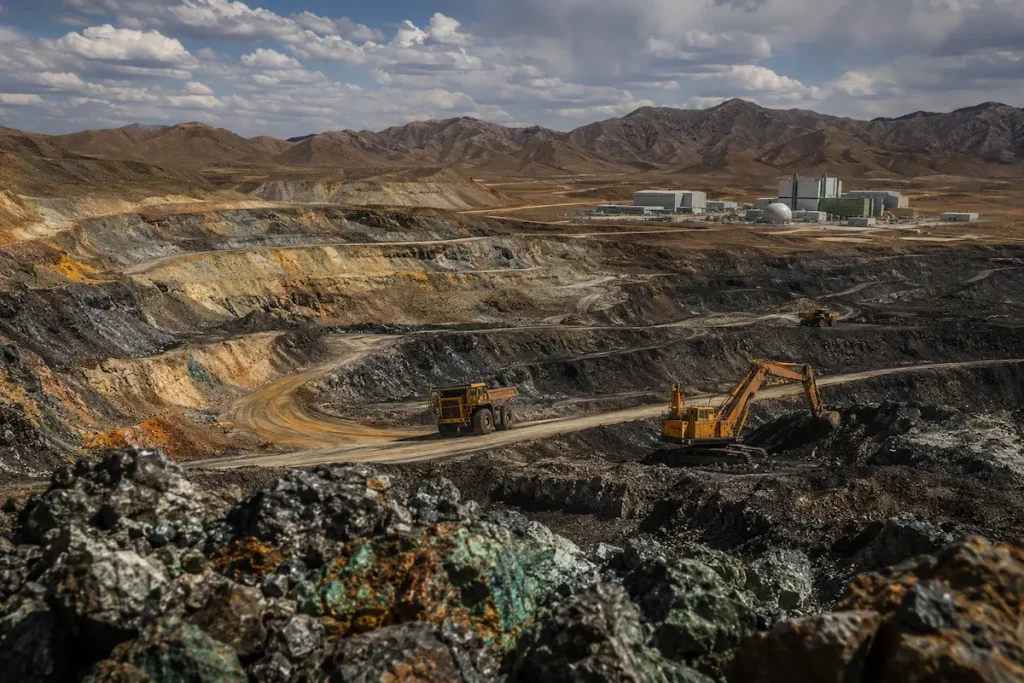 Mina a céu aberto na China com extração de minerais estratégicos e instalação de pesquisa em energia nuclear de tório ao fundo.