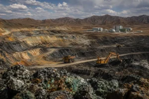 Mina a céu aberto na China com extração de minerais estratégicos e instalação de pesquisa em energia nuclear de tório ao fundo.