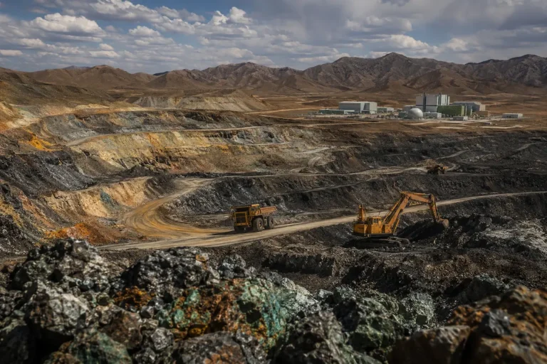 Mina a céu aberto na China com extração de minerais estratégicos e instalação de pesquisa em energia nuclear de tório ao fundo.